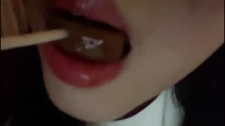 ASMR – 山楂棒棒糖 唇比舌好看💋 _ 困困不困